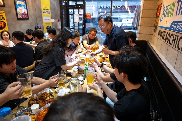 ▲ 이상천 제천시장이 치맥을 함께하며 저연차 공무원들과 공감소통을 하고 있다.ⓒ제천시 제공