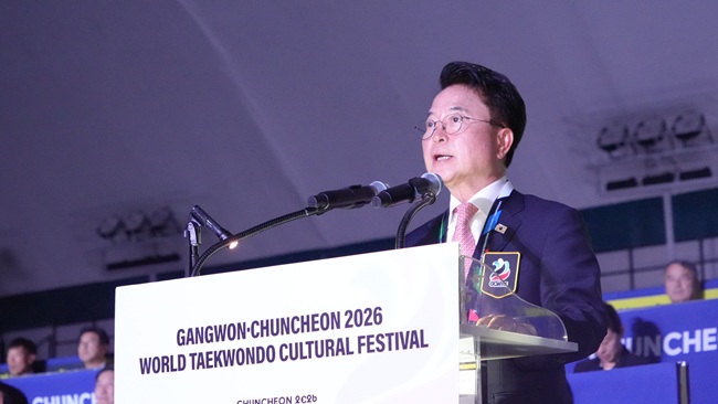 ▲ '강원·춘천 2026 세계태권도문화축제' 공식 환영식이 14일 춘천 송암스포츠타운 에어돔에서 열린 가운데 육동한 춘천시장(춘천레저·태권도조직위원회 위원장)이 세계 각국 선수단과 관계자들을 환영하는 대회사를 하고 있다. ⓒ춘천시