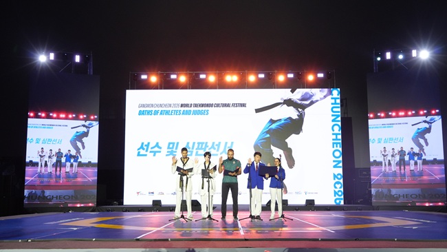 ▲ '강원·춘천 2026 세계태권도문화축제' 공식 환영식이 14일 춘천 송암스포츠타운 에어돔에서 열린 가운데 대표 선수와 심판이 공정한 경기 운영을 다짐하는 선서를 하고 있다. ⓒ춘천시