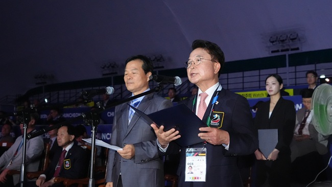 ▲ '강원·춘천 2026 세계태권도문화축제' 공식 환영식이 14일 춘천 송암스포츠타운 에어돔에서 열린 가운데 육동한 춘천레저·태권도조직위원회 위원장과 양진방 WT 부총재가 개회선언을 하며 세계 태권도 축제의 성공 개최를 알리고 있다. ⓒ춘천시