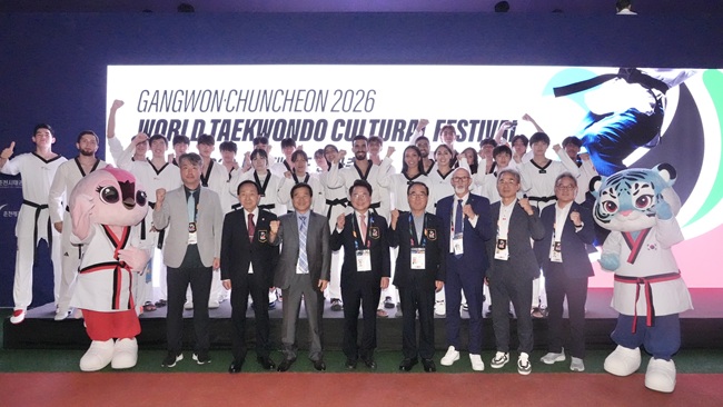 ▲ '강원·춘천 2026 세계태권도문화축제' 공식 환영식이 14일 춘천 송암스포츠타운 에어돔에서 열린 가운데 내빈들이 단체사진을 찍고 있다. ⓒ춘천시