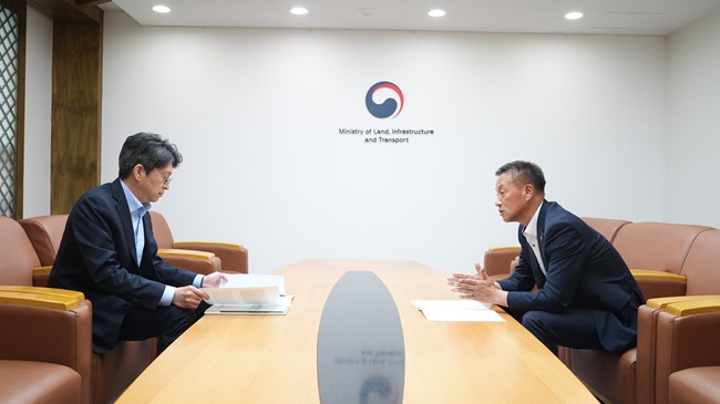 ▲ 김왕규 양구군수가 14일 오후 서울 국토발전전시관에서 열린 홍지선 국토교통부 제2차관과의 간담회에 참석해 지역 주요 현안에 대한 정부 차원의 적극적인 지원을 요청했다. ⓒ양구군