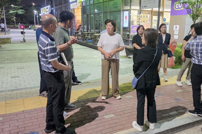 ▲ 손화정(가운데) 영종구청장이 지난 13일 중산변전소 송전선로 이상으로 정전사태가 발생한 영종하늘도시에서 주민들과 대화를 나누고 있다. ⓒ 인천 영종구 제공