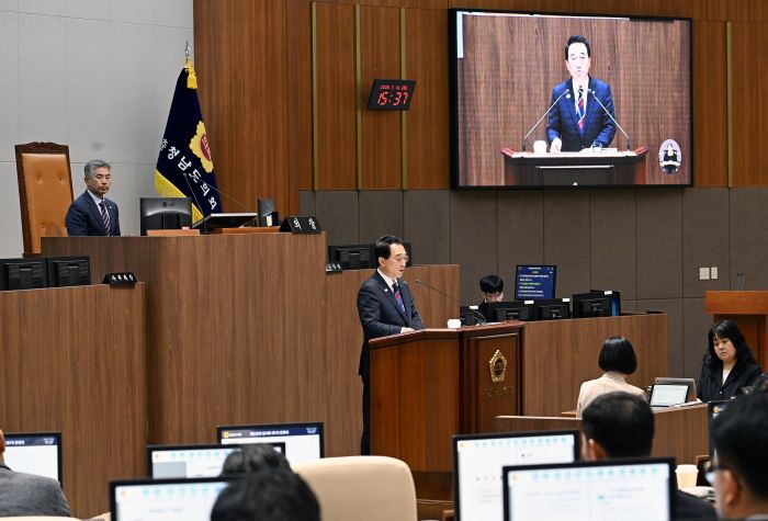 ▲ 박수현 충남도지사가 15일 충남도의회 제370회 임시회 제1차 본회의에서 민선 9기 도정 방향과 주요 업무를 보고하고 있다. 이날 박 지사는 도지사 비서실을 도의회 업무보고 및 출석 요구 대상에 포함하는 방안을 선제적으로 추진하겠다고 밝혔다.ⓒ충남도
