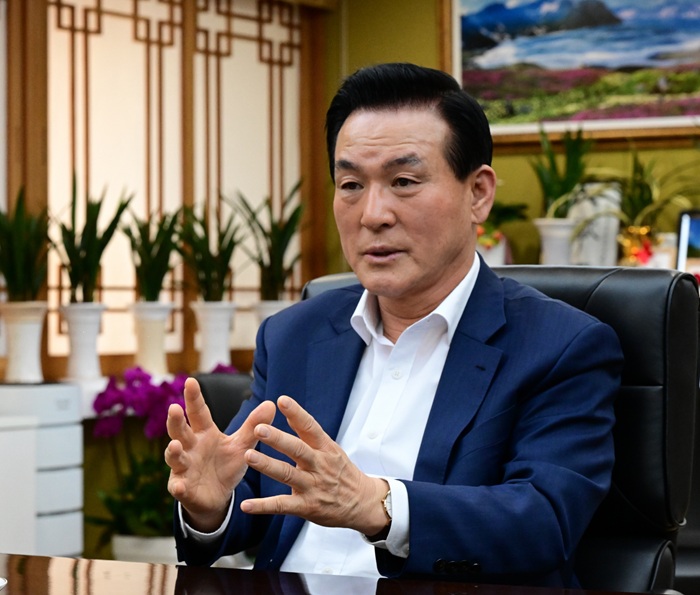▲ 백성현 충남 논산시장이 집무실에서 뉴데일리와의 인터뷰를 통해 민선 8기 주요 성과와 국방산업 육성, 탑정호 복합관광단지 조성, 2027 논산세계딸기산업엑스포 준비 등 미래 발전 전략에 대해 설명하고 있다.ⓒ논산시