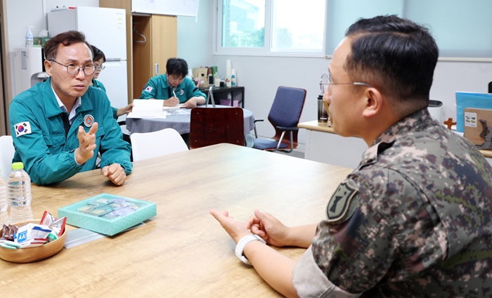 ▲ 윤희신 태안군수가 14일 육군 8해안감시기동대대를 방문해 해안 경계작전 현황을 점검하고 있다.ⓒ태안군
