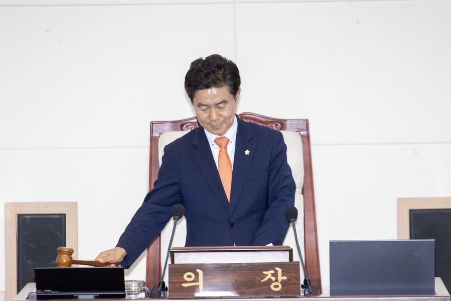 ▲ 강승수 의장이 임시회 본회의장에서 회의를 진행하고 있다ⓒ