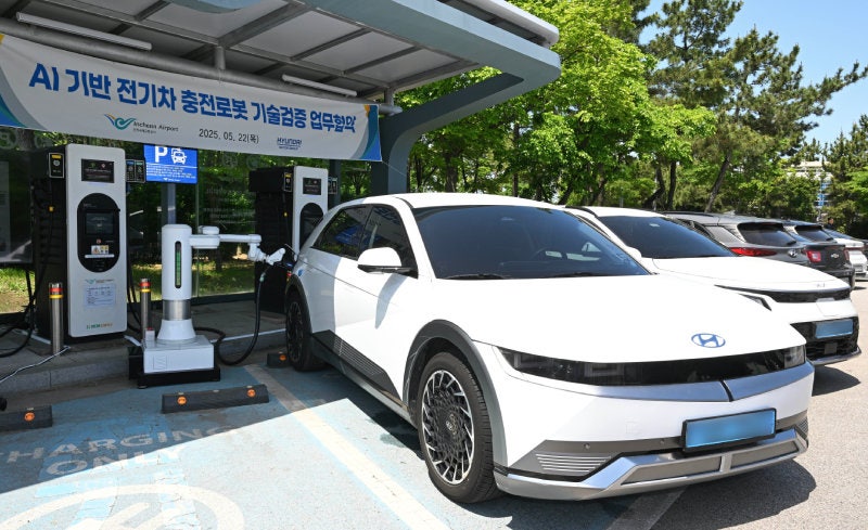 ▲ 전기차 자동 충전 로봇으로 아이오닉5 차량을 충전하는 모습. ⓒ현대차·기아