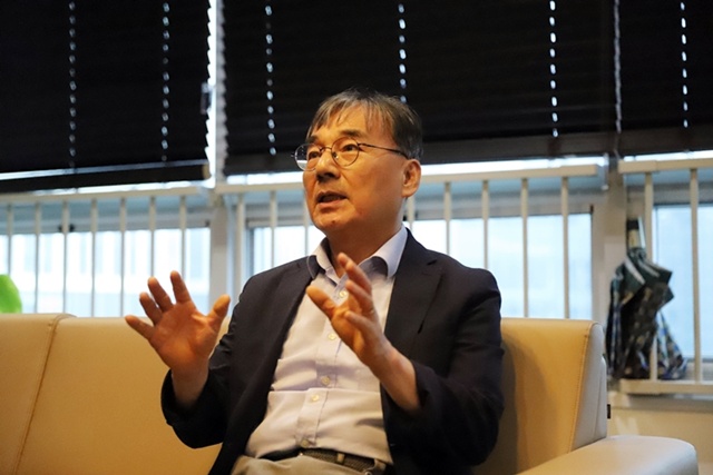 ▲ 기평석 바이젠셀 대표가 뉴데일리와의 인터뷰에서 발언하고 있다. 260714 ⓒ바이젠셀