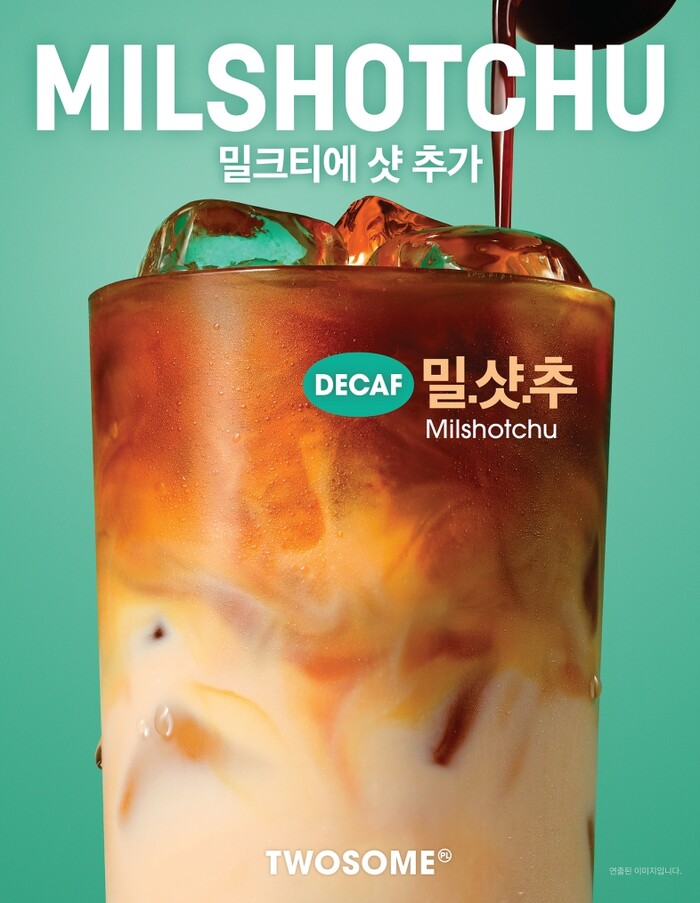 ▲ 투썸플레이스는 카페인이 없는 루이보스 밀크티와 디카페인 원두를 결합한 ‘디카페인 밀샷추’와 ‘디카페인 민트 밀샷추’를 출시했다. ⓒ투썸플레이스