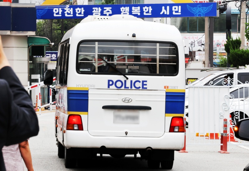 ▲ 15일 오전 전남광주 북구 오치동 북부경찰서에서 증거인멸 등 혐의로 구속된 A 경감이 탑승한 호송차가 이동하고 있다. ⓒ연합뉴스