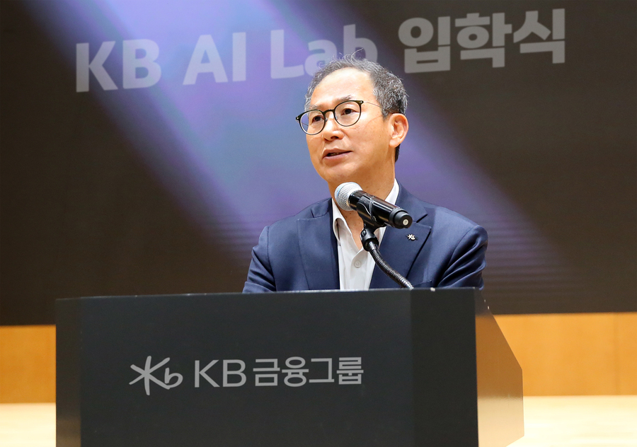 ▲ 지난 14일, 서울 여의도 KB국민은행 신관에서 진행된 「2026년 상반기 그룹 AI·데이터 혁신 세미나」에서 KB금융그룹 양종희 회장이 임직원들에게 인사말을 하고 있다. ⓒ KB금융그룹