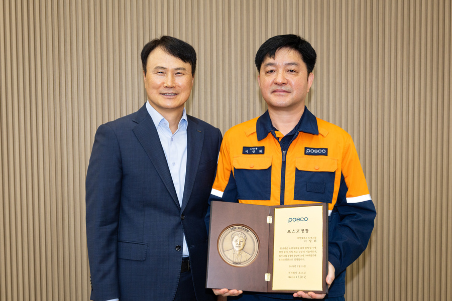 ▲ 이희근 사장(왼쪽)과 이상휘 명장(오른쪽)이 '포스코 명장' 임명 기념 촬영을 하고 있다.ⓒ포스코