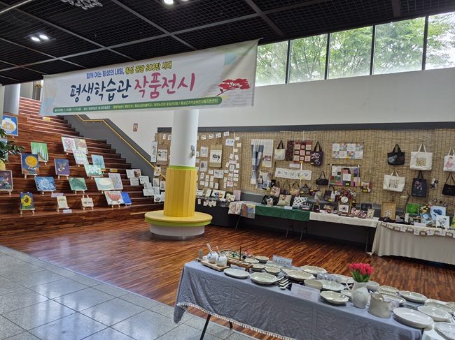 ▲ 2026년 평생학습관 프로그램 참여 수강생 작품 및 지역 평생학습기관 학습 결과물 전시회 모습. ⓒ횡성군