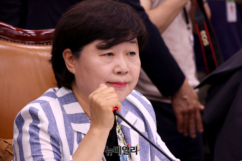 ▲ 서영교 국회 법사위원장이 지난 8일 국회에서 열린 법제사법위원회 전체회의에서 마이크를 움켜쥔 모습. ⓒ이종현 기자