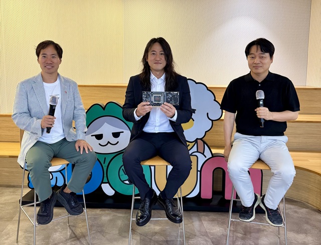 ▲ 왼쪽부터 김성훈 업스테이지 대표, 백준호 퓨리오사AI 대표, 이건수 AXZ 대표.ⓒ업스테이지