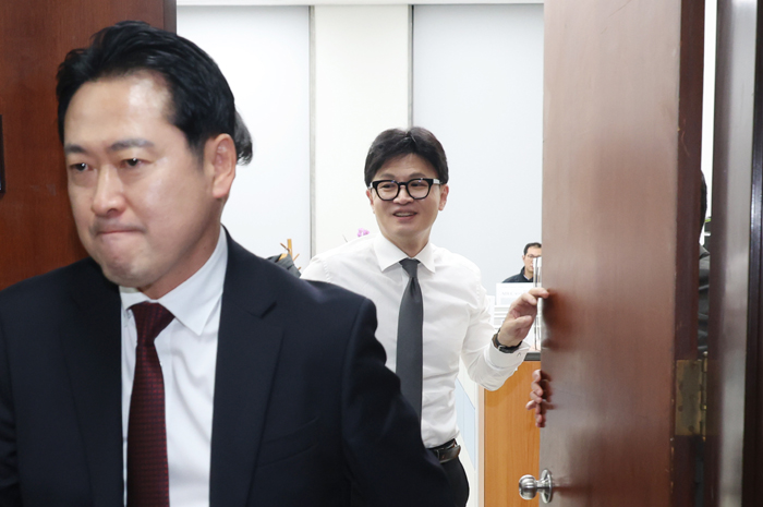 ▲ 한동훈 당시 국민의힘 대표가 2024년 12월 11일 국회 당대표실에서 회의를 하던 중 잠시 문을 열어 장동혁 등 의원들을 배웅하는 모습. ⓒ뉴시스