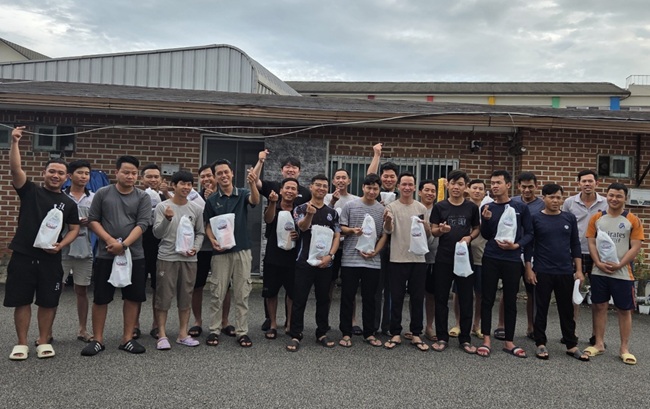 ▲ 농협 강원본부(본부장 김병용)와 강원특별자치도가 도내 공공형 계절근로사업에 참여 중인 외국인 계절근로자를 대상으로 혹서기 대비 물품을 지원했다. ⓒ농협 강원본부