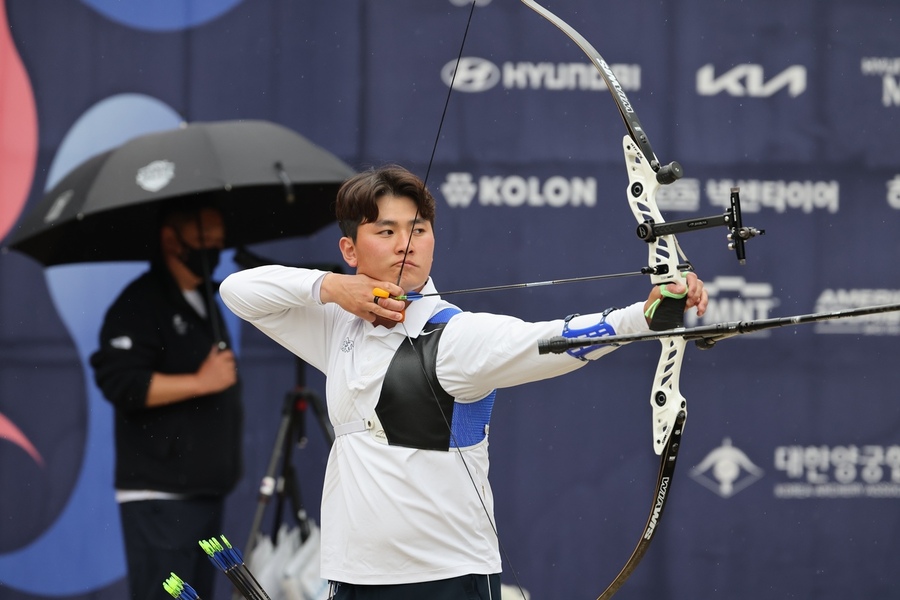 ▲ 예천군청 양궁팀 김제덕 선수가 ‘2026 현대양궁월드컵 4차 대회’에서 남자 리커브 단체전 금메달과 개인전 동메달을 획득하며 세계 무대에서 기량을 입증했다.ⓒ예천군