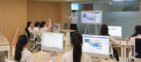 ▲ 대전여상은 AI 기반 데이터 활용 교육과 디지털 실무교육을 정규·방과후 과정에 반영해 최신 기술과 산업 동향을 익히도록 지원했다, ⓒ대전여상