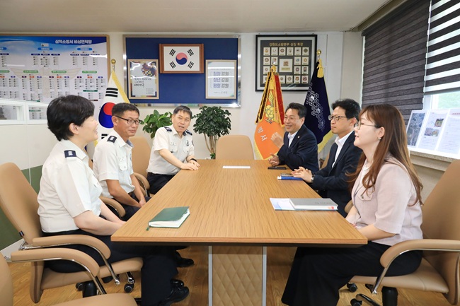 ▲ 김원학 삼척시의회 의장이 15일 오전 삼척경찰서와 삼척소방서를, 오후에는 삼척시종합사회복지관, 삼척시장애인종합복지센터를 차례로 기관 방문하며 민생·복지 현장 소통 행보에 나섰다. ⓒ삼척시의회