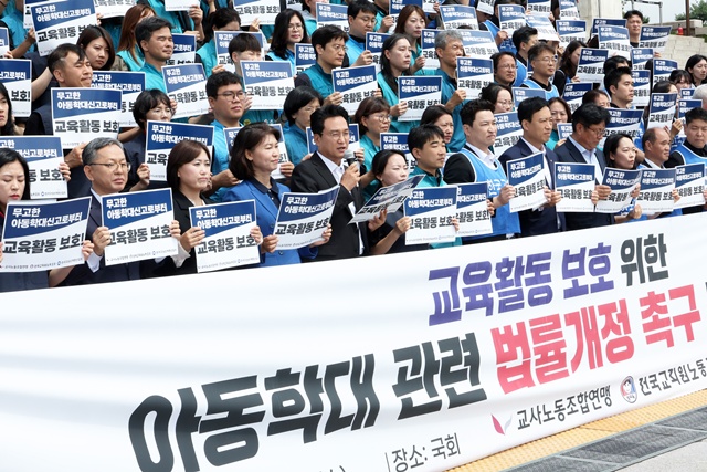 ▲ 안민석 경기도교육감이 15일 국회에서 열린 '교육활동 보호 위한 아동학대 관련 법률개정 촉구 기자회견'에 참석해 발언하고 있다. ⓒ경기도교육청 제공