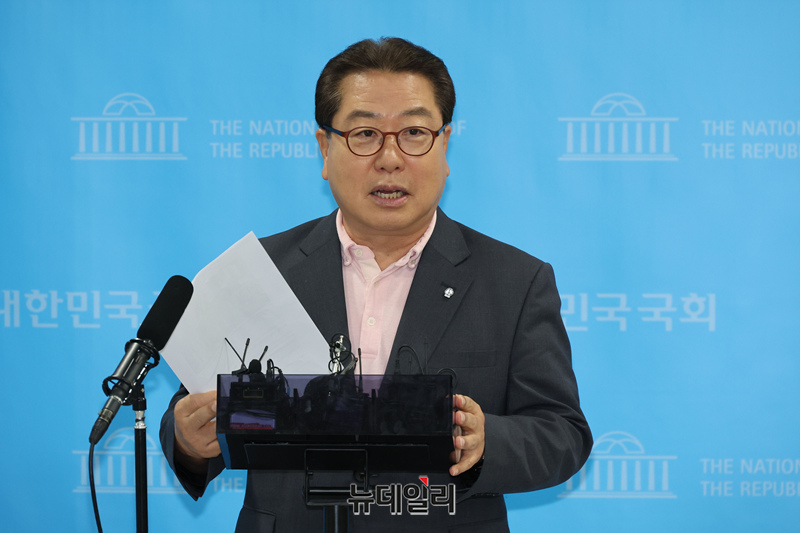 ▲ 조광한 국민의힘 최고위원이 15일 국회 소통관에서 경기도당 위원장 출마 관련 브리핑을 하고 있다. ⓒ이종현 기자