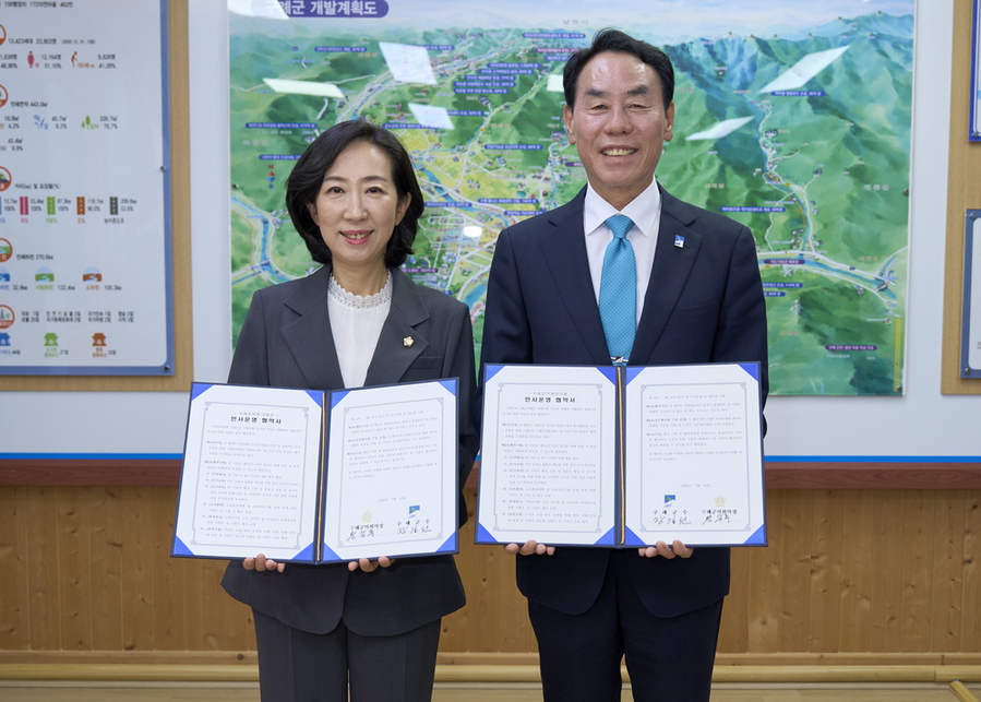 ▲ 구례군·구례군의회, 인사운영 업무협약 체결_장길선 구례군수(우측)와 문승옥 구례군의회 의장(좌측)ⓒ전남광주통합특별시 구례군 제공