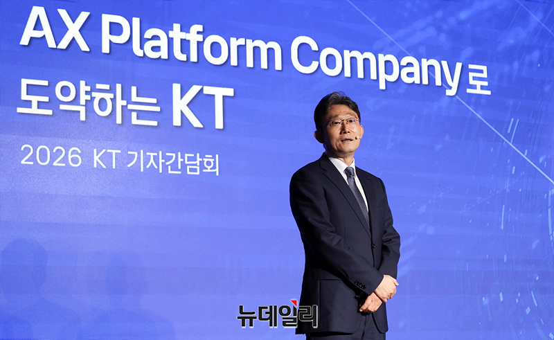 ▲ 박윤영 KT 대표가 지난 6일 오전 서울 광진구 풀만 앰배서더 이스트폴에서 열린 취임 후 첫 기자간담회에서 'AX 플랫폼 컴퍼니' 전략을 발표하고 있다. ⓒ서성진 기자