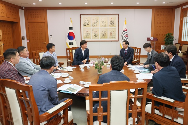 ▲ 김동일 철원군수가 15일 도청에서 우상호 강원특별자치도지사와의 면담에서 포천~철원 고속도로 사업의 예비타당성조사 통과를 위한 강원도의 적극적인 지원을 요청했다. ⓒ철원군
