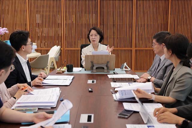 ▲ 추미애 경기도지사가 15일 경기도청에서 제2차 반도체 초격차 전략회를 주재하고 있다. ⓒ경기도 제공