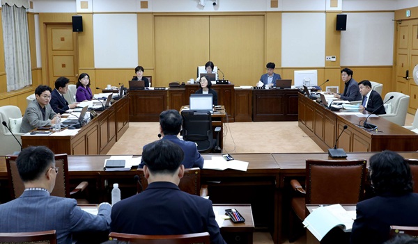 ▲ 15일 대전시의회 산업건설위원회(위원장 하경옥)가 제297회 임시회 제2차 회의를 열고 기업지원국 소관 출연 동의안 1건과 2026년도 하반기 주요업무를 보고받아 심사했다. ⓒ대전시의회