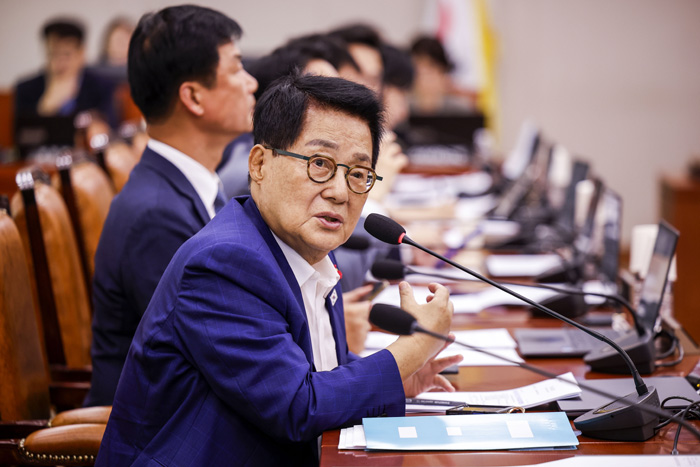 ▲ 박지원 더불어민주당 의원이 15일 국회에서 열린 법제사법위원회 전체회의에서 노경필 신임 법원행정처장에게 질문하고 있다. ⓒ뉴시스