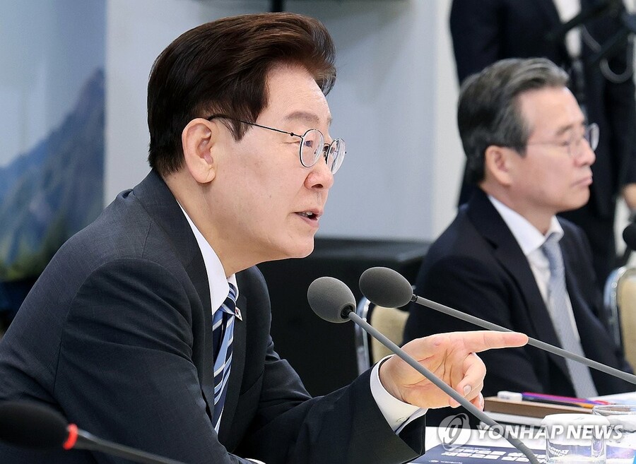 ▲ 이재명 대통령이 15일 청와대 영빈관에서 열린 부처 업무보고에서 참석 기관장들에게 질문하고 있다. ⓒ 연합뉴스
