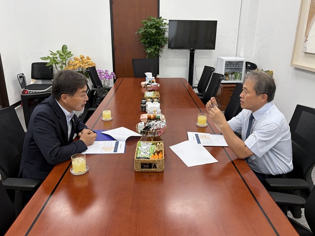 ▲ 김중남 강릉시장이 송기헌 의원을 만나 주요 현안사업의 필요성을 설명하고 적극적인 지원을 요청했다. ⓒ강릉시