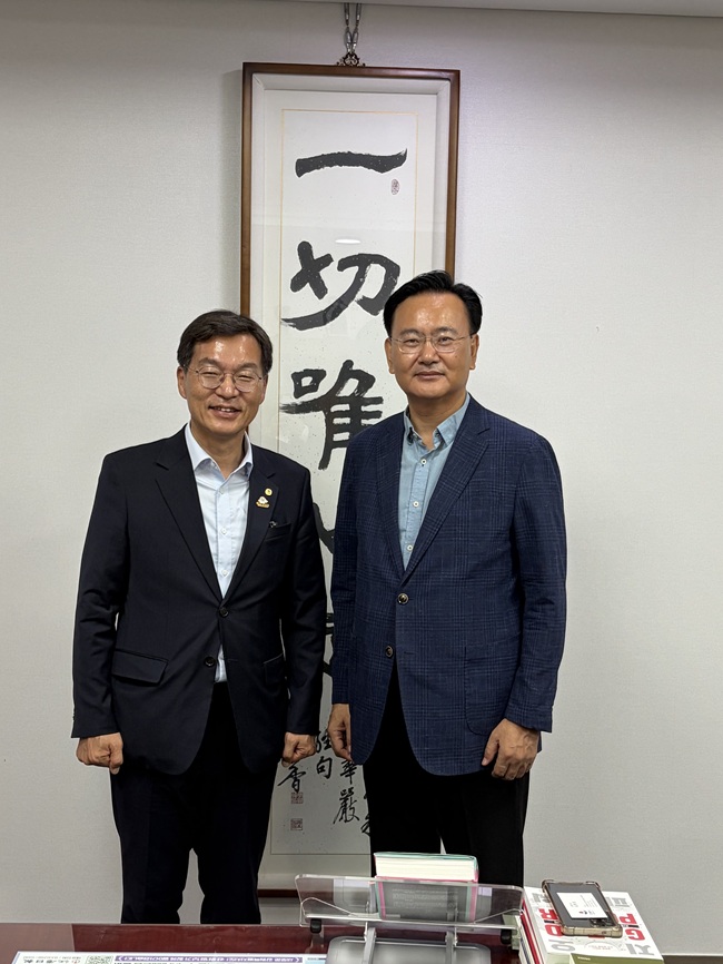 ▲ 김중남 강릉시장이 유상범 의원을 만나 주요 현안사업의 필요성을 설명하고 적극적인 지원을 요청했다. ⓒ강릉시