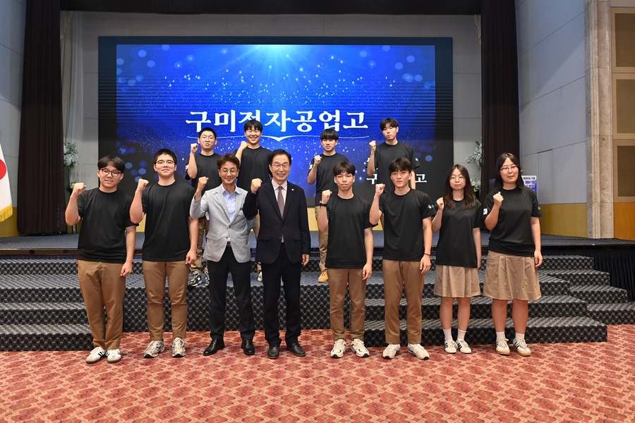 ▲ 임종식 경북교육감이 14일 구미 호텔금오산에서 열린 ‘2026 인천시 제61회 전국기능경기대회 학생선수단 발대식’에서 참가 학생들과 함께 기념촬영을 하고 있다.ⓒ경북교육청