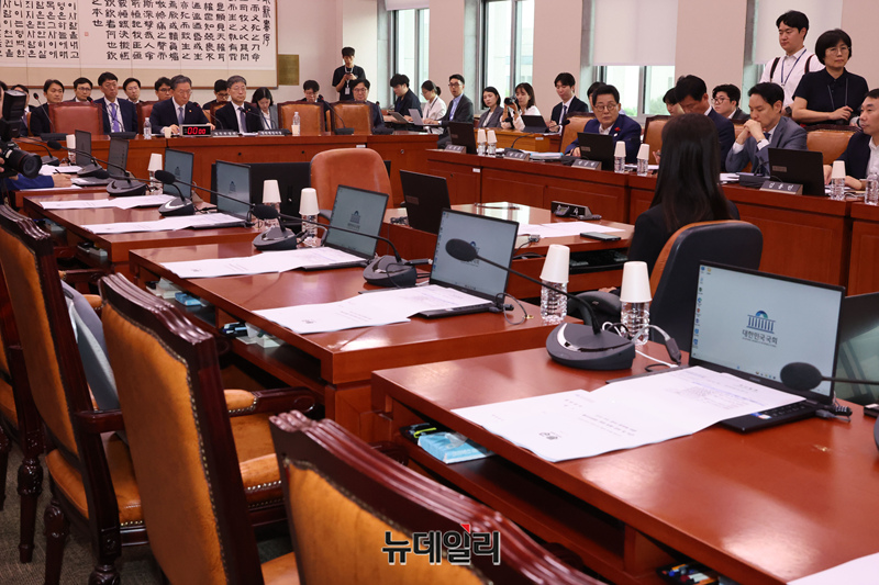 ▲ 법제사법위원회 전체회의가 15일 국회에서 열린 가운데 국민의힘 의원들 자리가 비어있다. ⓒ이종현 기자