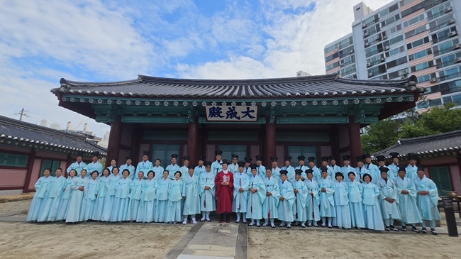 ▲ 원주시역사박물관(관장 남기주)이 지난 14일 원주향교 대성전에서 구자열 원주시장의 취임을 알리는 고유제(告由祭)를 봉행했다. 고유제는 중대한 일을 앞두거나 마친 뒤 그 사유와 내용을 사당에 알리는 전통 의례다. ⓒ원주시