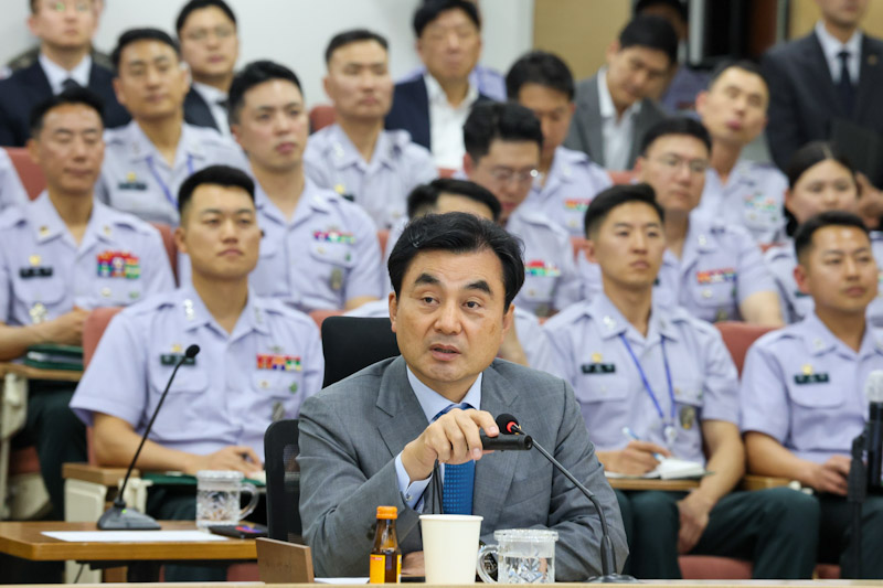 ▲ 안규백 국방부 장관이 지난 5월 27일 서울 노원구 육군사관학교를 찾아 교수 및 훈육관과 간담회를 갖고 있는 모습. ⓒ국방부 제공