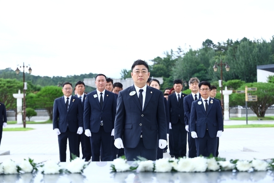 ▲ 국제라이온스협회 355-B1지구는 지난 14일 광주 북구 국립5·18민주묘지를 찾아 참배식을 갖고 새 회기 임기를 시작_참배에는 안명주 제54대 총재와 김성순 제1부총재, 전윤경 제2부총재및 관계자들과 함께하고있다.ⓒ국제라이온스협회 355-B1지구 제공