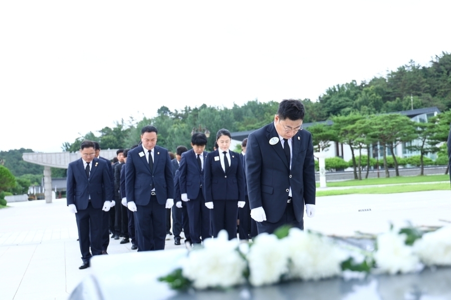 ▲ 국제라이온스협회 355-B1지구는 지난 14일 광주 북구 국립5·18민주묘지를 찾아 참배식을 갖고 새 회기 임기를 시작_참배에는 안명주 제54대 총재와 김성순 제1부총재, 전윤경 제2부총재및 관계자들과 함께하고있다.ⓒ국제라이온스협회 355-B1지구 제공