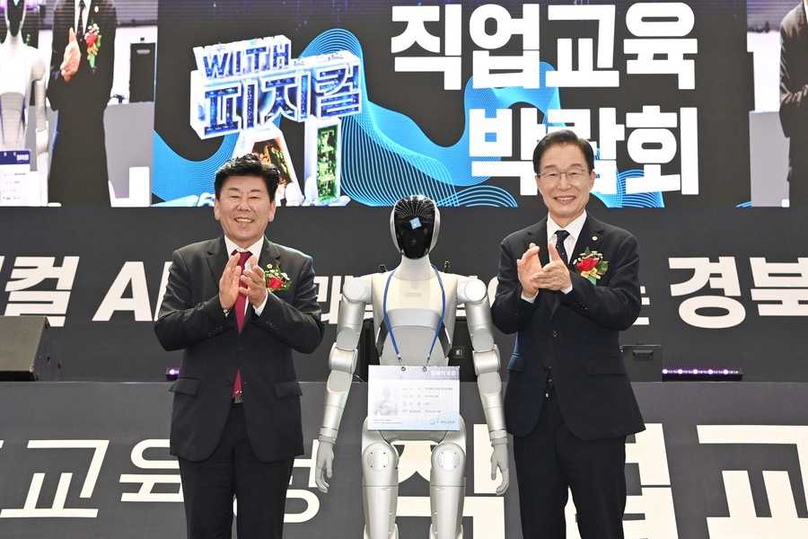 ▲ 정한석 교육위원회 위원장(왼쪽)은 지난 8일 경주화백컨벤션센터에서 개최된 ‘2026 경상북도교육청 직업교육박람회’에 참석해 직업교육의 성과를 둘러보고 미래 직업교육 현장을 살폈다.ⓒ경북도의회