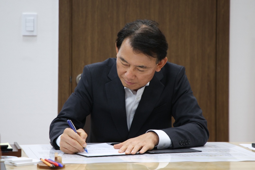 ▲ 지난 1일 최현덕 시장이 취임 첫 결재 안건인 ‘헌법친화도시 남양주 실현을 위한 기본 조례안’을 결재했다 ⓒ남양주시 제공