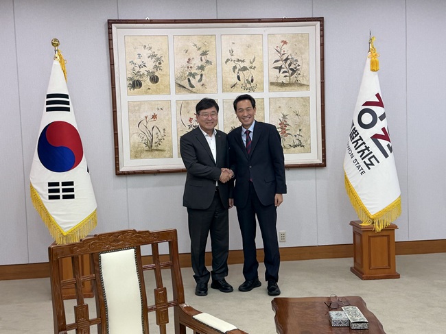 ▲ 장신상 횡성군수가 15일 우상도 강원특별자치도지사와 면담을 갖고, 횡성군의 오랜 숙원사업이자 지역 균형발전의 핵심 열쇠인 주요 교통기반시설 사업의 조속한 추진을 위해 도 차원의 적극적인 지원과 협조를 건의했다. ⓒ횡성군