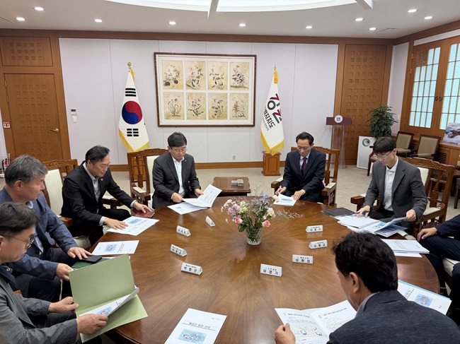 ▲ 이에 우상호 도지사는 원주~춘천 철도건설이 강원특별자치도의 중요한 핵심 기반시설사업이라는 점에 대해 깊은 공감을 표했으며, 횡성군을 경유하는 것으로 국토부에 자료를 제출했다고 밝혔다. 또한 국도 6호, 19호 도로건설사업 또한 주요한 교통기반시설로 제6차 국도국지도 건설계획에 반영되도록 도 차원의 적극적인 노력과 지원을 하겠다는 뜻을 밝혔다. ⓒ횡성군
