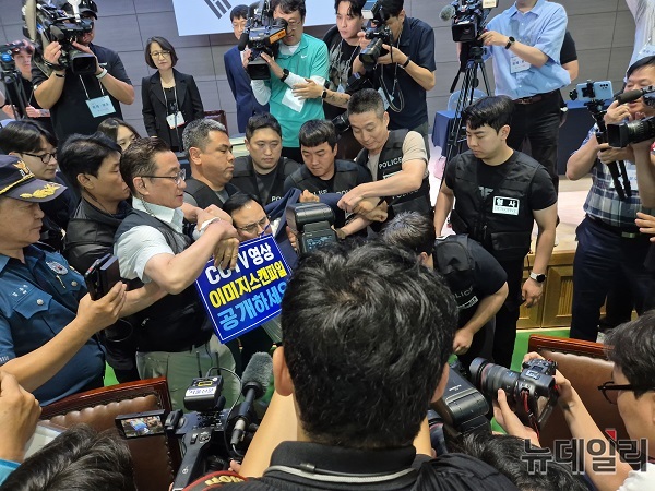 ▲ 6.3 지방선거 충주시장 재검표에서 맹정섭 전 후보가 CCTV영상과 이미지스캔파일을 요구하며 항의를 이어가다 경찰에 의해 강제 퇴거조치를 당하고 있다.ⓒ뉴데일리 장해순 기자