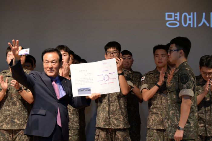 ▲ 백성현 논산시장이 15일 논산시 청소년청년재단에서 열린 '2026년 제6회 전역장병행사'에서 전역장병 80명에게 명예시민증을 전달한 뒤 참석 장병들과 함께 기념촬영을 하고 있다.ⓒ논산시