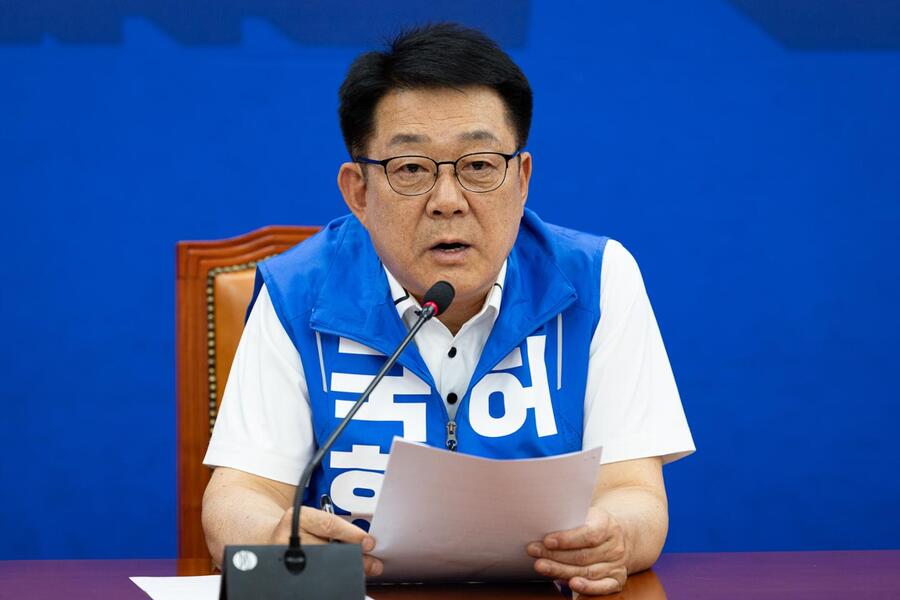 ▲ 허종식 더불어민주당 의원이 5월 21일 서울 여의도 국회에서 유정복 국민의힘 인천시장 후보 가상자산 의혹, 배우자 음성 녹취 공개 긴급 기자회견을 하고 있다. ⓒ 뉴스1 제공
