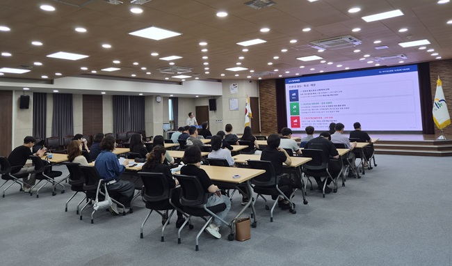 ▲ 영월군은 지난 15일 군청 2층 대회의실에서 공직자와 지역주민을 대상으로 '영월군 기후위기 적응 및 탄소중립 실현을 위한 역량강화 교육'을 실시했다. ⓒ교육